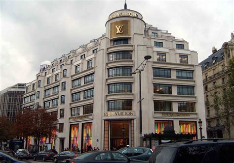 negozio louis vuitton parigi nuovo|Parigi, sfondano la vetrina di Louis Vuitton con l'auto: maxi furto .